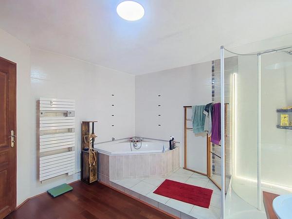 Maison de village de 228 m² , 5 chambre, garage, sous-sol et grandes dépendances aménageables