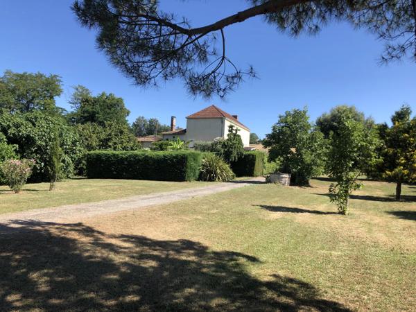 À 1h de Bordeaux – Demeure de caractère avec piscine, dépendances, terrain de pétanque et potentiel d'aménagement indépendant