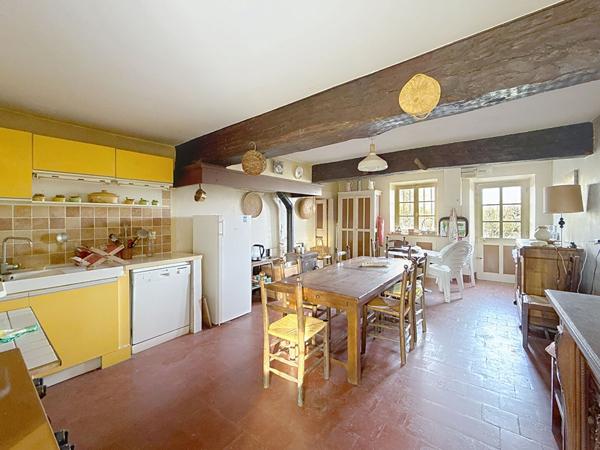 Maison Faramans 9 pièce(s) 245 m2, dépendances, potentiel,