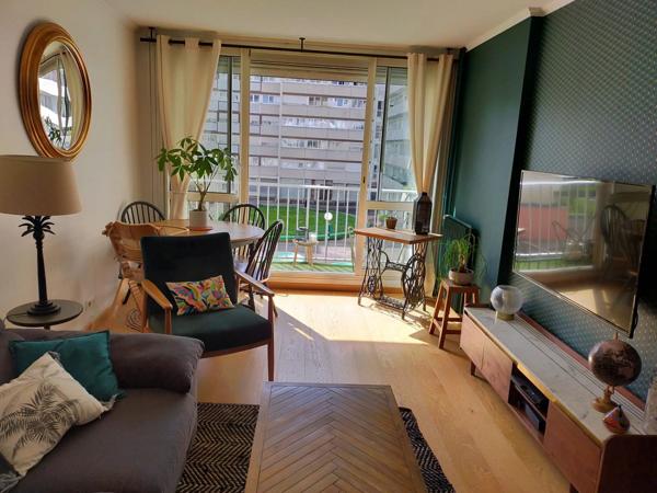 Vente                                                      Appartement
                        
                     3 pièces                      64 m2                     à Colombes