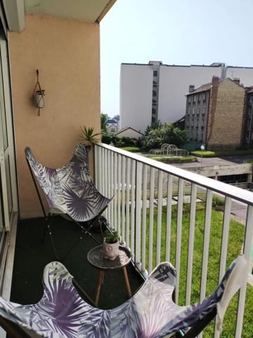 Vente                                                      Appartement
                        
                     3 pièces                      64 m2                     à Colombes