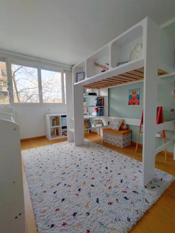 Vente                                                      Appartement
                        
                     3 pièces                      64 m2                     à Colombes