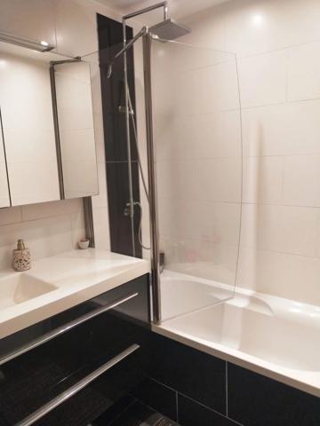 Vente                                                      Appartement
                        
                     3 pièces                      64 m2                     à Colombes