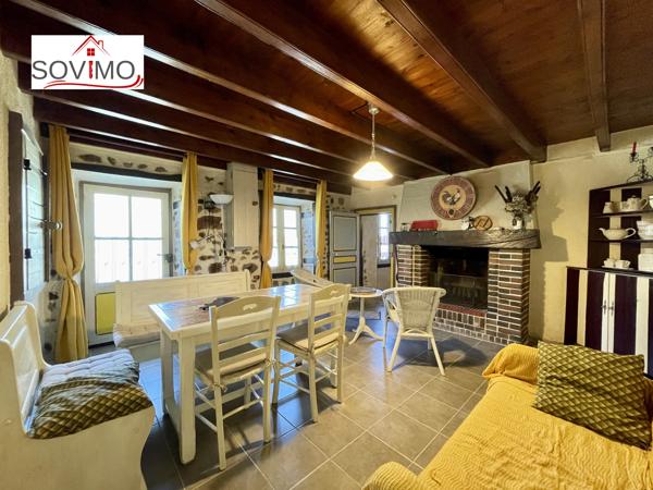 A LA CAMPAGNE, CHARMANT PIED À TERRE EN PIERRE, VENDU MEUBLÉ, AVEC JARDIN CLOS