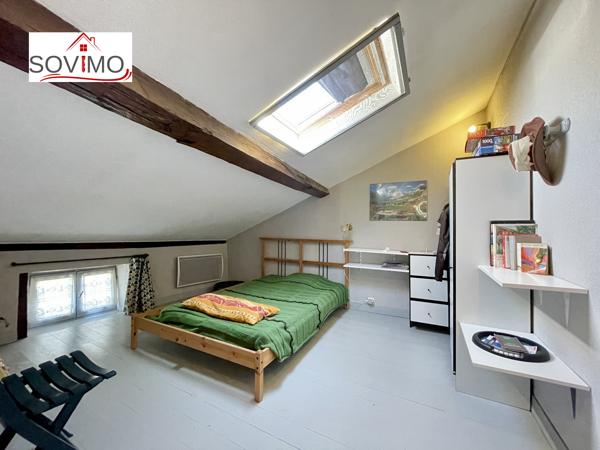 A LA CAMPAGNE, CHARMANT PIED À TERRE EN PIERRE, VENDU MEUBLÉ, AVEC JARDIN CLOS