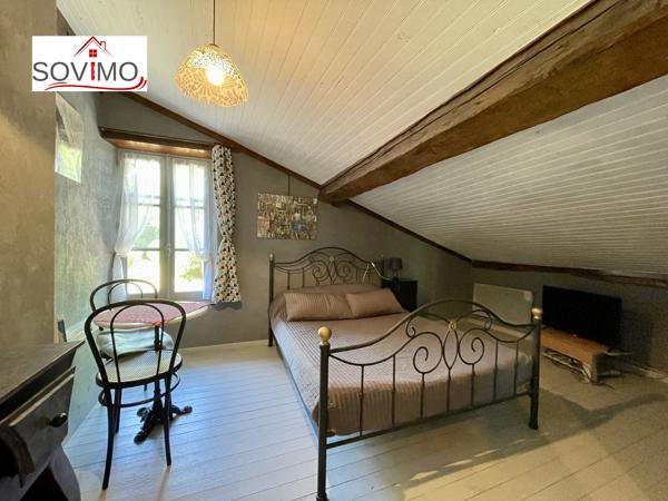 A LA CAMPAGNE, CHARMANT PIED À TERRE EN PIERRE, VENDU MEUBLÉ, AVEC JARDIN CLOS