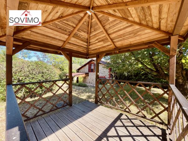 A LA CAMPAGNE, CHARMANT PIED À TERRE EN PIERRE, VENDU MEUBLÉ, AVEC JARDIN CLOS
