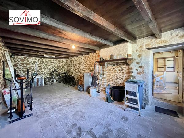 A LA CAMPAGNE, CHARMANT PIED À TERRE EN PIERRE, VENDU MEUBLÉ, AVEC JARDIN CLOS