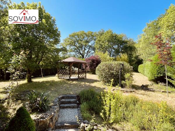 A LA CAMPAGNE, CHARMANT PIED À TERRE EN PIERRE, VENDU MEUBLÉ, AVEC JARDIN CLOS