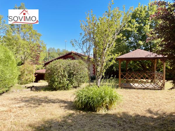 A LA CAMPAGNE, CHARMANT PIED À TERRE EN PIERRE, VENDU MEUBLÉ, AVEC JARDIN CLOS