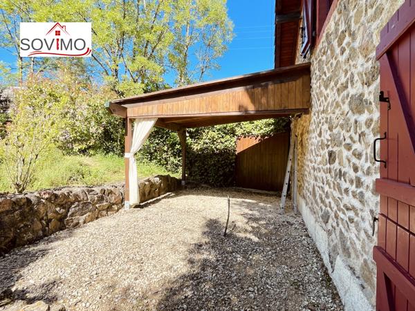 A LA CAMPAGNE, CHARMANT PIED À TERRE EN PIERRE, VENDU MEUBLÉ, AVEC JARDIN CLOS