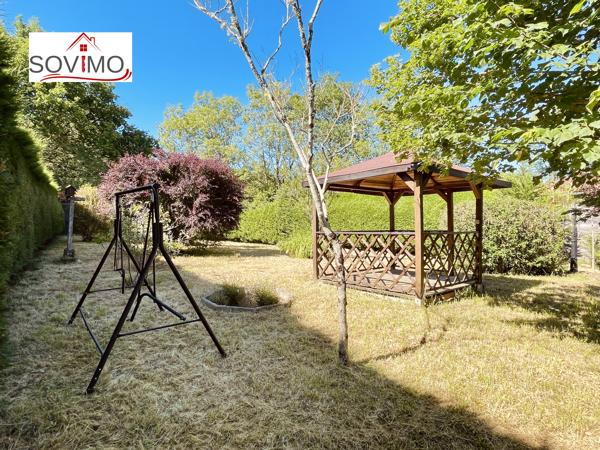 A LA CAMPAGNE, CHARMANT PIED À TERRE EN PIERRE, VENDU MEUBLÉ, AVEC JARDIN CLOS