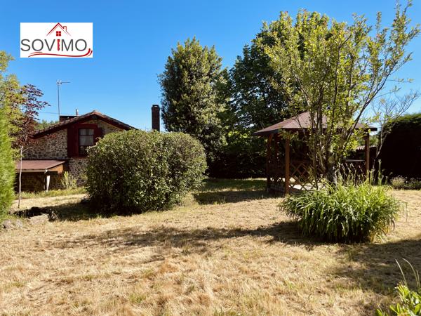 A LA CAMPAGNE, CHARMANT PIED À TERRE EN PIERRE, VENDU MEUBLÉ, AVEC JARDIN CLOS