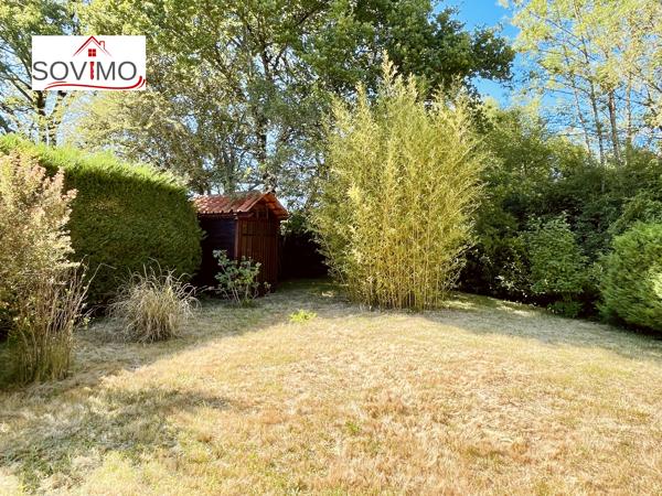A LA CAMPAGNE, CHARMANT PIED À TERRE EN PIERRE, VENDU MEUBLÉ, AVEC JARDIN CLOS