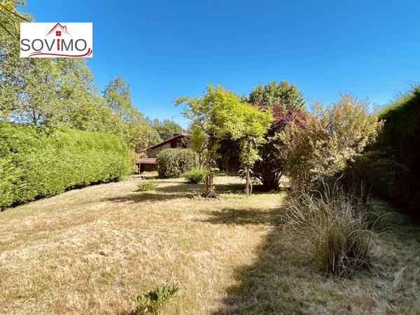 A LA CAMPAGNE, CHARMANT PIED À TERRE EN PIERRE, VENDU MEUBLÉ, AVEC JARDIN CLOS