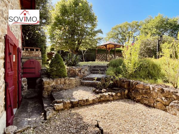 A LA CAMPAGNE, CHARMANT PIED À TERRE EN PIERRE, VENDU MEUBLÉ, AVEC JARDIN CLOS