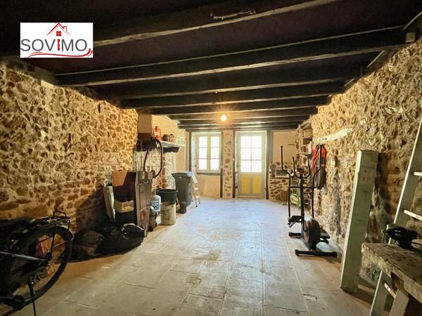 A LA CAMPAGNE, CHARMANT PIED À TERRE EN PIERRE, VENDU MEUBLÉ, AVEC JARDIN CLOS