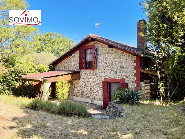 A LA CAMPAGNE, CHARMANT PIED À TERRE EN PIERRE, VENDU MEUBLÉ, AVEC JARDIN CLOS