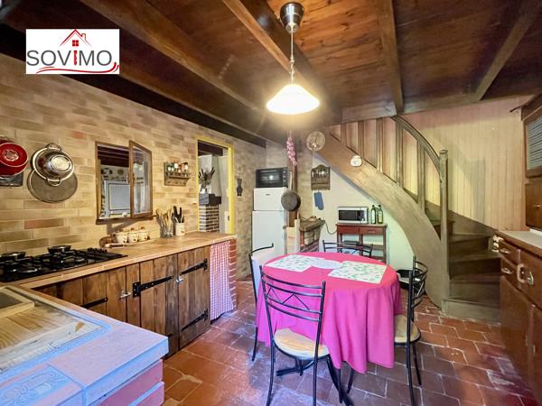 A LA CAMPAGNE, CHARMANT PIED À TERRE EN PIERRE, VENDU MEUBLÉ, AVEC JARDIN CLOS