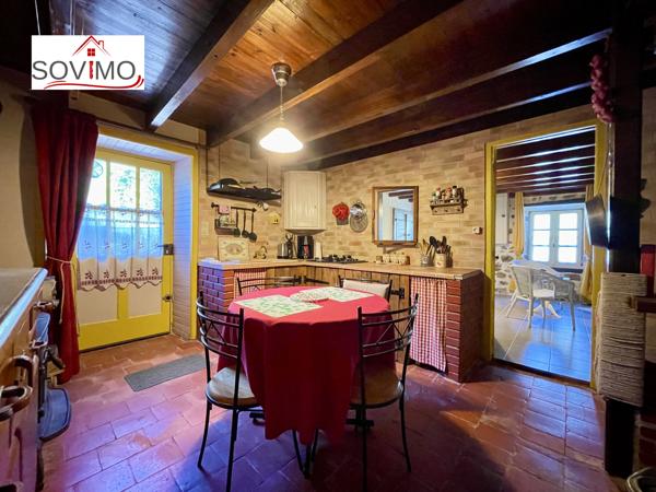 A LA CAMPAGNE, CHARMANT PIED À TERRE EN PIERRE, VENDU MEUBLÉ, AVEC JARDIN CLOS