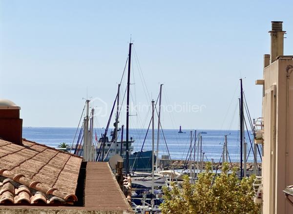 Posez vos valises et profitez immédiatement de la vie balnéaire.

Dans une résidence sécurisée avec piscine, au calme et à seulement 2 minutes à pied du bord de mer et du Vieux-Port de Golfe Juan, découvrez ce beau 2 pièces lumineux situé au 2ème étage avec ascenseur.

Entièrement rénové dans un style contemporain, l’appartement est prêt à vivre, sans aucun travaux à prévoir. 
Il se compose d’une entrée avec placard, d’un séjour avec cuisine ouverte neuve et entièrement équipée, d’une chambre avec placard et d’une salle d’eau avec WC.
Le séjour et la chambre, climatisés, s’ouvrent sur une agréable terrasse couverte de 15 m² exposée sud-ouest, offrant une vue sur la piscine ainsi qu’un bel aperçu sur le port, les bateaux et la mer.

Idéalement situé : 
En quelques minutes à pied, vous rejoignez le port, les plages, les restaurants, la boulangerie, le supermarché et les commerces de proximité. 
La gare SNCF à 5 minutes à pied et les bus permettent de rejoindre facilement Cannes, Antibes ou Nice.
Ici, la voiture peut rester une option, et non une nécessité. 
Pour ceux qui souhaitent tout de même en disposer, il est possible de poursuivre la location d’un parking en sous-sol dans la résidence pour 90 € par mois.

Prendre son café en terrasse, rejoindre la plage à pied, flâner sur le port, dîner au restaurant ou simplement regarder les bateaux depuis chez soi…
Un véritable air de vacances toute l’année.
Idéal en résidence principale, en pied-à-terre ou pour un investissement locatif.

N’attendez pas pour profiter pleinement de la douceur de vivre de Golfe Juan, contactez moi! 
Visites 7/7 – Vidéo sur demande