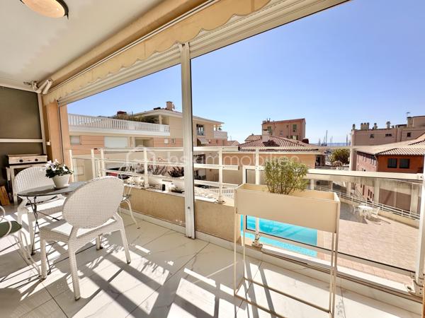 Posez vos valises et profitez immédiatement de la vie balnéaire.

Dans une résidence sécurisée avec piscine, au calme et à seulement 2 minutes à pied du bord de mer et du Vieux-Port de Golfe Juan, découvrez ce beau 2 pièces lumineux situé au 2ème étage avec ascenseur.

Entièrement rénové dans un style contemporain, l’appartement est prêt à vivre, sans aucun travaux à prévoir. 
Il se compose d’une entrée avec placard, d’un séjour avec cuisine ouverte neuve et entièrement équipée, d’une chambre avec placard et d’une salle d’eau avec WC.
Le séjour et la chambre, climatisés, s’ouvrent sur une agréable terrasse couverte de 15 m² exposée sud-ouest, offrant une vue sur la piscine ainsi qu’un bel aperçu sur le port, les bateaux et la mer.

Idéalement situé : 
En quelques minutes à pied, vous rejoignez le port, les plages, les restaurants, la boulangerie, le supermarché et les commerces de proximité. 
La gare SNCF à 5 minutes à pied et les bus permettent de rejoindre facilement Cannes, Antibes ou Nice.
Ici, la voiture peut rester une option, et non une nécessité. 
Pour ceux qui souhaitent tout de même en disposer, il est possible de poursuivre la location d’un parking en sous-sol dans la résidence pour 90 € par mois.

Prendre son café en terrasse, rejoindre la plage à pied, flâner sur le port, dîner au restaurant ou simplement regarder les bateaux depuis chez soi…
Un véritable air de vacances toute l’année.
Idéal en résidence principale, en pied-à-terre ou pour un investissement locatif.

N’attendez pas pour profiter pleinement de la douceur de vivre de Golfe Juan, contactez moi! 
Visites 7/7 – Vidéo sur demande