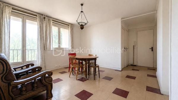 Découvrez en exclusivité chez Coco-immo, cet appartement T5 à fort potentiel d'aménagement, idéal pour une grande famille, un projet d'investissement ou co-location

Il se compose de :
- Une entrée
- Une pièce de vie lumineuse
- 4 chambres
- Une cuisine fermée
- Une salle d'eau
- WC séparé

Un balcon, une cave et une place de parking complète ce bien

Les atouts :
DPE : D, un classement énergétique appréciable pour ce type de bien
Toutes les commodités à proximité immédiate (commerces, services, transports)
Écoles accessibles à pied, de la crèche au collège
Gare de Juvisy à seulement 10 minutes en bus, Tram T12 en 20 min à pied offrant un accès rapide à Paris et aux grands axes de transport

À prévoir :
Des travaux de rafraîchissement et de modernisation permettront de révéler tout le potentiel de cet appartement et de le personnaliser selon vos envies

Information diagnostic :
Le diagnostic immobilier fait état de la présence d'amiante, conformément à la réglementation
Les matériaux concernés sont identifiés dans le rapport de diagnostic et ne présentent pas nécessairement de risque lorsqu'ils sont en bon état
Le rapport complet sera mis à la disposition des acquéreurs

Cet appartement constitue une belle opportunité pour une famille ou un investisseur souhaitant valoriser un bien spacieux et idéalement situé

À visiter sans tarder !