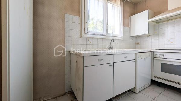 Découvrez en exclusivité chez Coco-immo, cet appartement T5 à fort potentiel d'aménagement, idéal pour une grande famille, un projet d'investissement ou co-location

Il se compose de :
- Une entrée
- Une pièce de vie lumineuse
- 4 chambres
- Une cuisine fermée
- Une salle d'eau
- WC séparé

Un balcon, une cave et une place de parking complète ce bien

Les atouts :
DPE : D, un classement énergétique appréciable pour ce type de bien
Toutes les commodités à proximité immédiate (commerces, services, transports)
Écoles accessibles à pied, de la crèche au collège
Gare de Juvisy à seulement 10 minutes en bus, Tram T12 en 20 min à pied offrant un accès rapide à Paris et aux grands axes de transport

À prévoir :
Des travaux de rafraîchissement et de modernisation permettront de révéler tout le potentiel de cet appartement et de le personnaliser selon vos envies

Information diagnostic :
Le diagnostic immobilier fait état de la présence d'amiante, conformément à la réglementation
Les matériaux concernés sont identifiés dans le rapport de diagnostic et ne présentent pas nécessairement de risque lorsqu'ils sont en bon état
Le rapport complet sera mis à la disposition des acquéreurs

Cet appartement constitue une belle opportunité pour une famille ou un investisseur souhaitant valoriser un bien spacieux et idéalement situé

À visiter sans tarder !