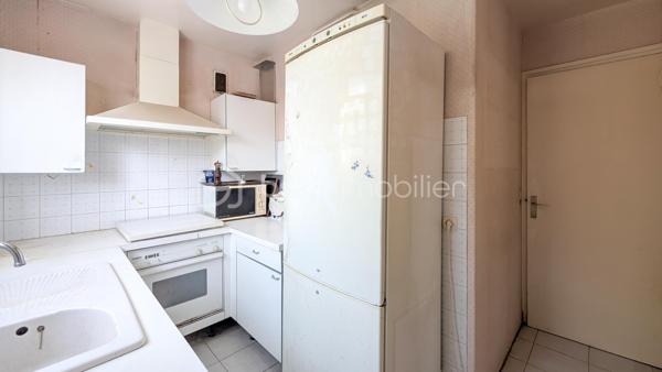 Découvrez en exclusivité chez Coco-immo, cet appartement T5 à fort potentiel d'aménagement, idéal pour une grande famille, un projet d'investissement ou co-location

Il se compose de :
- Une entrée
- Une pièce de vie lumineuse
- 4 chambres
- Une cuisine fermée
- Une salle d'eau
- WC séparé

Un balcon, une cave et une place de parking complète ce bien

Les atouts :
DPE : D, un classement énergétique appréciable pour ce type de bien
Toutes les commodités à proximité immédiate (commerces, services, transports)
Écoles accessibles à pied, de la crèche au collège
Gare de Juvisy à seulement 10 minutes en bus, Tram T12 en 20 min à pied offrant un accès rapide à Paris et aux grands axes de transport

À prévoir :
Des travaux de rafraîchissement et de modernisation permettront de révéler tout le potentiel de cet appartement et de le personnaliser selon vos envies

Information diagnostic :
Le diagnostic immobilier fait état de la présence d'amiante, conformément à la réglementation
Les matériaux concernés sont identifiés dans le rapport de diagnostic et ne présentent pas nécessairement de risque lorsqu'ils sont en bon état
Le rapport complet sera mis à la disposition des acquéreurs

Cet appartement constitue une belle opportunité pour une famille ou un investisseur souhaitant valoriser un bien spacieux et idéalement situé

À visiter sans tarder !