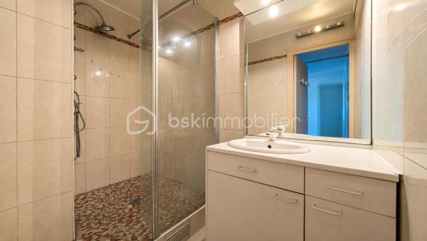 Découvrez en exclusivité chez Coco-immo, cet appartement T5 à fort potentiel d'aménagement, idéal pour une grande famille, un projet d'investissement ou co-location

Il se compose de :
- Une entrée
- Une pièce de vie lumineuse
- 4 chambres
- Une cuisine fermée
- Une salle d'eau
- WC séparé

Un balcon, une cave et une place de parking complète ce bien

Les atouts :
DPE : D, un classement énergétique appréciable pour ce type de bien
Toutes les commodités à proximité immédiate (commerces, services, transports)
Écoles accessibles à pied, de la crèche au collège
Gare de Juvisy à seulement 10 minutes en bus, Tram T12 en 20 min à pied offrant un accès rapide à Paris et aux grands axes de transport

À prévoir :
Des travaux de rafraîchissement et de modernisation permettront de révéler tout le potentiel de cet appartement et de le personnaliser selon vos envies

Information diagnostic :
Le diagnostic immobilier fait état de la présence d'amiante, conformément à la réglementation
Les matériaux concernés sont identifiés dans le rapport de diagnostic et ne présentent pas nécessairement de risque lorsqu'ils sont en bon état
Le rapport complet sera mis à la disposition des acquéreurs

Cet appartement constitue une belle opportunité pour une famille ou un investisseur souhaitant valoriser un bien spacieux et idéalement situé

À visiter sans tarder !