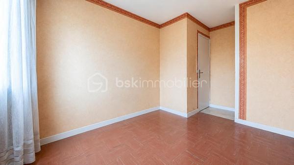 Découvrez en exclusivité chez Coco-immo, cet appartement T5 à fort potentiel d'aménagement, idéal pour une grande famille, un projet d'investissement ou co-location

Il se compose de :
- Une entrée
- Une pièce de vie lumineuse
- 4 chambres
- Une cuisine fermée
- Une salle d'eau
- WC séparé

Un balcon, une cave et une place de parking complète ce bien

Les atouts :
DPE : D, un classement énergétique appréciable pour ce type de bien
Toutes les commodités à proximité immédiate (commerces, services, transports)
Écoles accessibles à pied, de la crèche au collège
Gare de Juvisy à seulement 10 minutes en bus, Tram T12 en 20 min à pied offrant un accès rapide à Paris et aux grands axes de transport

À prévoir :
Des travaux de rafraîchissement et de modernisation permettront de révéler tout le potentiel de cet appartement et de le personnaliser selon vos envies

Information diagnostic :
Le diagnostic immobilier fait état de la présence d'amiante, conformément à la réglementation
Les matériaux concernés sont identifiés dans le rapport de diagnostic et ne présentent pas nécessairement de risque lorsqu'ils sont en bon état
Le rapport complet sera mis à la disposition des acquéreurs

Cet appartement constitue une belle opportunité pour une famille ou un investisseur souhaitant valoriser un bien spacieux et idéalement situé

À visiter sans tarder !