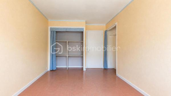 Découvrez en exclusivité chez Coco-immo, cet appartement T5 à fort potentiel d'aménagement, idéal pour une grande famille, un projet d'investissement ou co-location

Il se compose de :
- Une entrée
- Une pièce de vie lumineuse
- 4 chambres
- Une cuisine fermée
- Une salle d'eau
- WC séparé

Un balcon, une cave et une place de parking complète ce bien

Les atouts :
DPE : D, un classement énergétique appréciable pour ce type de bien
Toutes les commodités à proximité immédiate (commerces, services, transports)
Écoles accessibles à pied, de la crèche au collège
Gare de Juvisy à seulement 10 minutes en bus, Tram T12 en 20 min à pied offrant un accès rapide à Paris et aux grands axes de transport

À prévoir :
Des travaux de rafraîchissement et de modernisation permettront de révéler tout le potentiel de cet appartement et de le personnaliser selon vos envies

Information diagnostic :
Le diagnostic immobilier fait état de la présence d'amiante, conformément à la réglementation
Les matériaux concernés sont identifiés dans le rapport de diagnostic et ne présentent pas nécessairement de risque lorsqu'ils sont en bon état
Le rapport complet sera mis à la disposition des acquéreurs

Cet appartement constitue une belle opportunité pour une famille ou un investisseur souhaitant valoriser un bien spacieux et idéalement situé

À visiter sans tarder !