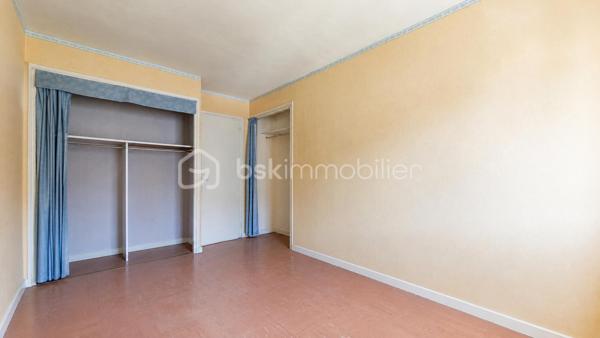 Découvrez en exclusivité chez Coco-immo, cet appartement T5 à fort potentiel d'aménagement, idéal pour une grande famille, un projet d'investissement ou co-location

Il se compose de :
- Une entrée
- Une pièce de vie lumineuse
- 4 chambres
- Une cuisine fermée
- Une salle d'eau
- WC séparé

Un balcon, une cave et une place de parking complète ce bien

Les atouts :
DPE : D, un classement énergétique appréciable pour ce type de bien
Toutes les commodités à proximité immédiate (commerces, services, transports)
Écoles accessibles à pied, de la crèche au collège
Gare de Juvisy à seulement 10 minutes en bus, Tram T12 en 20 min à pied offrant un accès rapide à Paris et aux grands axes de transport

À prévoir :
Des travaux de rafraîchissement et de modernisation permettront de révéler tout le potentiel de cet appartement et de le personnaliser selon vos envies

Information diagnostic :
Le diagnostic immobilier fait état de la présence d'amiante, conformément à la réglementation
Les matériaux concernés sont identifiés dans le rapport de diagnostic et ne présentent pas nécessairement de risque lorsqu'ils sont en bon état
Le rapport complet sera mis à la disposition des acquéreurs

Cet appartement constitue une belle opportunité pour une famille ou un investisseur souhaitant valoriser un bien spacieux et idéalement situé

À visiter sans tarder !