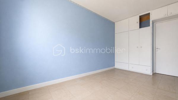 Découvrez en exclusivité chez Coco-immo, cet appartement T5 à fort potentiel d'aménagement, idéal pour une grande famille, un projet d'investissement ou co-location

Il se compose de :
- Une entrée
- Une pièce de vie lumineuse
- 4 chambres
- Une cuisine fermée
- Une salle d'eau
- WC séparé

Un balcon, une cave et une place de parking complète ce bien

Les atouts :
DPE : D, un classement énergétique appréciable pour ce type de bien
Toutes les commodités à proximité immédiate (commerces, services, transports)
Écoles accessibles à pied, de la crèche au collège
Gare de Juvisy à seulement 10 minutes en bus, Tram T12 en 20 min à pied offrant un accès rapide à Paris et aux grands axes de transport

À prévoir :
Des travaux de rafraîchissement et de modernisation permettront de révéler tout le potentiel de cet appartement et de le personnaliser selon vos envies

Information diagnostic :
Le diagnostic immobilier fait état de la présence d'amiante, conformément à la réglementation
Les matériaux concernés sont identifiés dans le rapport de diagnostic et ne présentent pas nécessairement de risque lorsqu'ils sont en bon état
Le rapport complet sera mis à la disposition des acquéreurs

Cet appartement constitue une belle opportunité pour une famille ou un investisseur souhaitant valoriser un bien spacieux et idéalement situé

À visiter sans tarder !