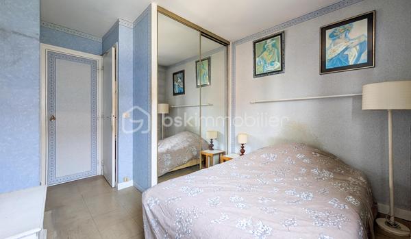 Découvrez en exclusivité chez Coco-immo, cet appartement T5 à fort potentiel d'aménagement, idéal pour une grande famille, un projet d'investissement ou co-location

Il se compose de :
- Une entrée
- Une pièce de vie lumineuse
- 4 chambres
- Une cuisine fermée
- Une salle d'eau
- WC séparé

Un balcon, une cave et une place de parking complète ce bien

Les atouts :
DPE : D, un classement énergétique appréciable pour ce type de bien
Toutes les commodités à proximité immédiate (commerces, services, transports)
Écoles accessibles à pied, de la crèche au collège
Gare de Juvisy à seulement 10 minutes en bus, Tram T12 en 20 min à pied offrant un accès rapide à Paris et aux grands axes de transport

À prévoir :
Des travaux de rafraîchissement et de modernisation permettront de révéler tout le potentiel de cet appartement et de le personnaliser selon vos envies

Information diagnostic :
Le diagnostic immobilier fait état de la présence d'amiante, conformément à la réglementation
Les matériaux concernés sont identifiés dans le rapport de diagnostic et ne présentent pas nécessairement de risque lorsqu'ils sont en bon état
Le rapport complet sera mis à la disposition des acquéreurs

Cet appartement constitue une belle opportunité pour une famille ou un investisseur souhaitant valoriser un bien spacieux et idéalement situé

À visiter sans tarder !