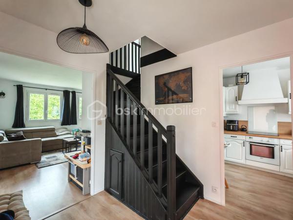 Sandrine TISSIER vous propose de découvrir cet appartement au deuxième étage d'une résidence agréable et calme composé d'un appartement lumineux avec balcon et d'un box privatif.
Il se compose d'une entrée avec rangement, de WC individuels séparés, d'une spacieuse cuisine dinatoire équipée et meublée et d'un espace salon avec sa cheminée et un espace bureau.
A l'étage, une agréable pièce palière desservira 2 chambres dont une avec dressing, une salle de bain et une troisième pièce a été transformée en un grand dressing sur les deux longueurs.

La résidence est située juste à côté du collège, des écoles et proches des commerces et transport.
Le bien est situé dans une petite copropriété de 12 Lots avec 1200€ de charges par an environ.
N'hésitez pas pour plus de renseignement.