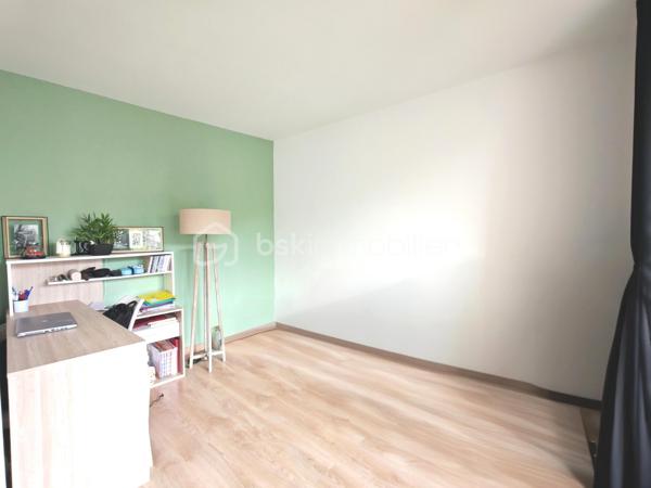 Sandrine TISSIER vous propose de découvrir cet appartement au deuxième étage d'une résidence agréable et calme composé d'un appartement lumineux avec balcon et d'un box privatif.
Il se compose d'une entrée avec rangement, de WC individuels séparés, d'une spacieuse cuisine dinatoire équipée et meublée et d'un espace salon avec sa cheminée et un espace bureau.
A l'étage, une agréable pièce palière desservira 2 chambres dont une avec dressing, une salle de bain et une troisième pièce a été transformée en un grand dressing sur les deux longueurs.

La résidence est située juste à côté du collège, des écoles et proches des commerces et transport.
Le bien est situé dans une petite copropriété de 12 Lots avec 1200€ de charges par an environ.
N'hésitez pas pour plus de renseignement.