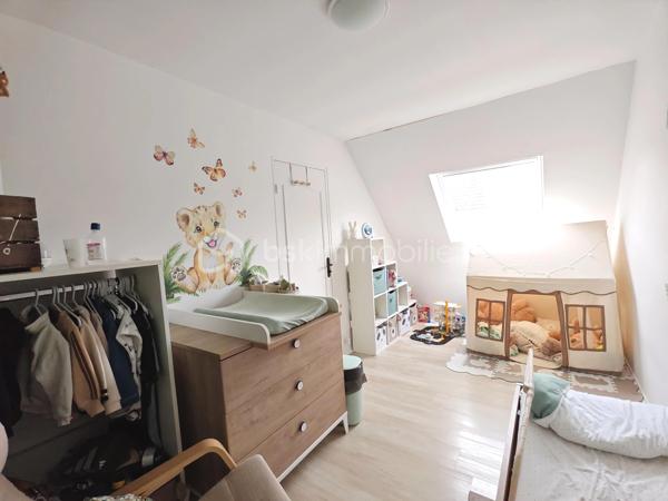 Sandrine TISSIER vous propose de découvrir cet appartement au deuxième étage d'une résidence agréable et calme composé d'un appartement lumineux avec balcon et d'un box privatif.
Il se compose d'une entrée avec rangement, de WC individuels séparés, d'une spacieuse cuisine dinatoire équipée et meublée et d'un espace salon avec sa cheminée et un espace bureau.
A l'étage, une agréable pièce palière desservira 2 chambres dont une avec dressing, une salle de bain et une troisième pièce a été transformée en un grand dressing sur les deux longueurs.

La résidence est située juste à côté du collège, des écoles et proches des commerces et transport.
Le bien est situé dans une petite copropriété de 12 Lots avec 1200€ de charges par an environ.
N'hésitez pas pour plus de renseignement.