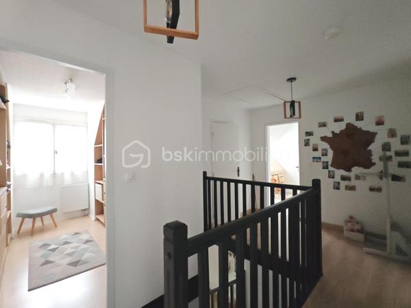 Sandrine TISSIER vous propose de découvrir cet appartement au deuxième étage d'une résidence agréable et calme composé d'un appartement lumineux avec balcon et d'un box privatif.
Il se compose d'une entrée avec rangement, de WC individuels séparés, d'une spacieuse cuisine dinatoire équipée et meublée et d'un espace salon avec sa cheminée et un espace bureau.
A l'étage, une agréable pièce palière desservira 2 chambres dont une avec dressing, une salle de bain et une troisième pièce a été transformée en un grand dressing sur les deux longueurs.

La résidence est située juste à côté du collège, des écoles et proches des commerces et transport.
Le bien est situé dans une petite copropriété de 12 Lots avec 1200€ de charges par an environ.
N'hésitez pas pour plus de renseignement.