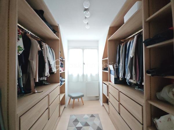 Sandrine TISSIER vous propose de découvrir cet appartement au deuxième étage d'une résidence agréable et calme composé d'un appartement lumineux avec balcon et d'un box privatif.
Il se compose d'une entrée avec rangement, de WC individuels séparés, d'une spacieuse cuisine dinatoire équipée et meublée et d'un espace salon avec sa cheminée et un espace bureau.
A l'étage, une agréable pièce palière desservira 2 chambres dont une avec dressing, une salle de bain et une troisième pièce a été transformée en un grand dressing sur les deux longueurs.

La résidence est située juste à côté du collège, des écoles et proches des commerces et transport.
Le bien est situé dans une petite copropriété de 12 Lots avec 1200€ de charges par an environ.
N'hésitez pas pour plus de renseignement.
