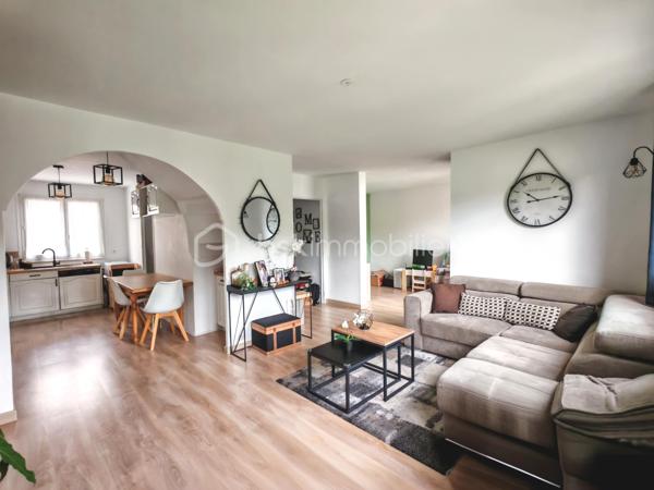 Sandrine TISSIER vous propose de découvrir cet appartement au deuxième étage d'une résidence agréable et calme composé d'un appartement lumineux avec balcon et d'un box privatif.
Il se compose d'une entrée avec rangement, de WC individuels séparés, d'une spacieuse cuisine dinatoire équipée et meublée et d'un espace salon avec sa cheminée et un espace bureau.
A l'étage, une agréable pièce palière desservira 2 chambres dont une avec dressing, une salle de bain et une troisième pièce a été transformée en un grand dressing sur les deux longueurs.

La résidence est située juste à côté du collège, des écoles et proches des commerces et transport.
Le bien est situé dans une petite copropriété de 12 Lots avec 1200€ de charges par an environ.
N'hésitez pas pour plus de renseignement.