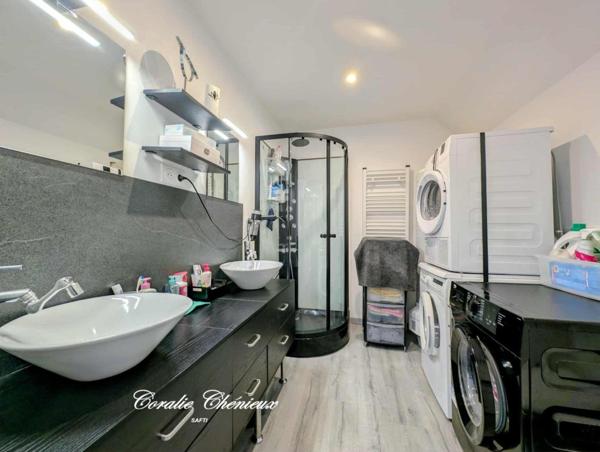 Ensemble de deux maisons dans un cadre verdoyant