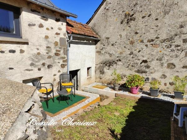 Ensemble de deux maisons dans un cadre verdoyant