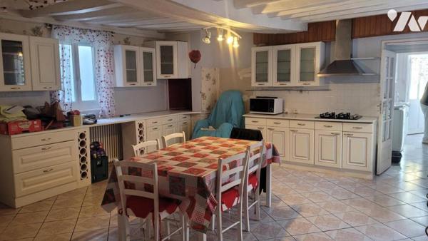 Sur VILLENEUVE EN PERSEIGNE, maison en pierres de 120m² habitable