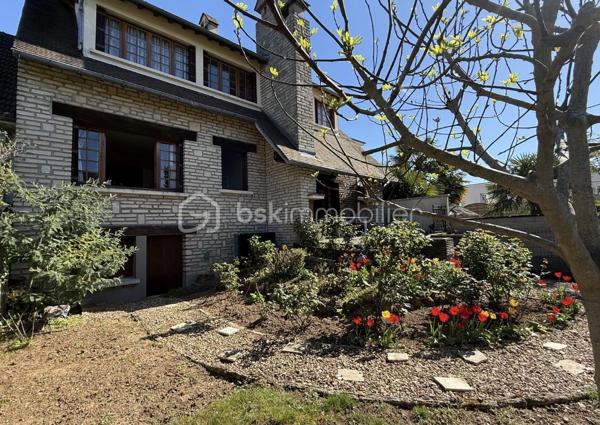 MAISON D'ARCHITECTE, 5 CHAMBRES, QUARTIER RÉSIDENTIEL ET CALME. DPE C, SOUS SOL TOTAL, 4 PARKINGS

Cette maison familiale unique, construite en pierre, allie volumes généreux et prestations de qualité !

Située dans un environnement recherché, à proximité immédiate des écoles, des commerces et des accès autoroutiers, cette maison atypique de 173 m² habitables saura vous séduire par son caractère et son confort.

Elle se compose de 7 pièces, 5 belles chambres (une en rdc avec sa salle d'eau), idéale pour accueillir une grande famille ou aménager des espaces de travail. 
Vous apprécierez son séjour/salon chaleureux de plus de 50m2 avec cheminée, parfait pour vos moments de détente.

La cuisine, spacieuse et équipée, ravira les amateurs de convivialité et de gastronomie.

Côté extérieur, profitez d’un terrain de 400 m² environ avec une agréable terrasse couverte équipée d’un barbecue, idéale pour vos repas en plein air.
Pas de vis à vis.

Fonctionnelle, la maison dispose également :
- d’une salle d’eau au rez-de-chaussée
- d’une salle de bains à l’étage
- d’un sous-sol offrant de nombreux espaces de rangement ou d’aménagement
- d'un wc indépendant à chaque niveau
- Chauffage par Pompe à chaleur air-eau de 2025
- Toiture partiellement refaite en 2010

Le stationnement est un véritable atout avec un garage pouvant accueillir 2 véhicules ainsi que 2 places supplémentaires à l’avant de la maison.

Une maison rare sur le secteur, à visiter sans tarder !