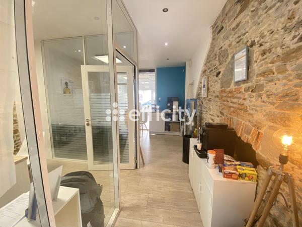 Local Commercial
         3 pièces
        - 52 m² Exclusivité 187 000 € *