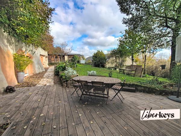 Bien rare : maison troglodyte lumineuse avec terrasse et vue forêt à 20 min de Tours