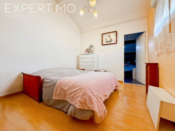 Palavas-les-Flots (34250) Palavas les Flots rive droite, villa T6 d'environ 130 m2 sur un terrain de 302 m2. Garage, Piscine