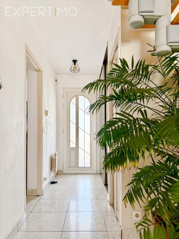 Palavas-les-Flots (34250) Palavas les Flots rive droite, villa T6 d'environ 130 m2 sur un terrain de 302 m2. Garage, Piscine