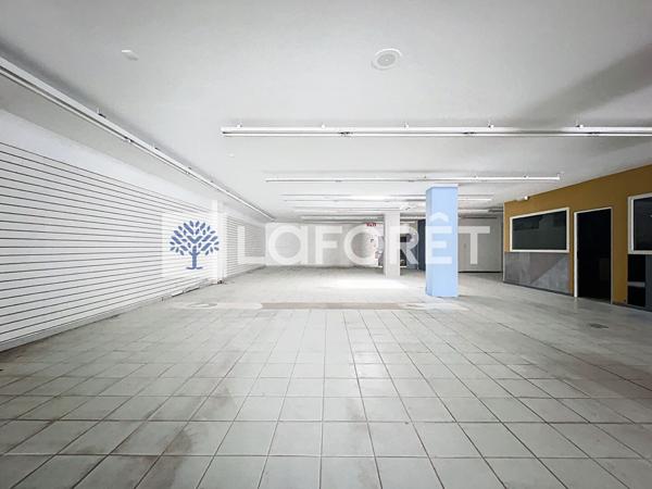 Location local commercial près de THOUARS - 400 m² - 2 351 €/mois